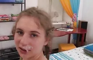 XXX Lisa, trong nhà bếp cố gắng để có được nhất của mình nhạy cảm điểm