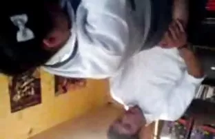 XXX Người con gái mình với một cây cung ở trong phòng tắm