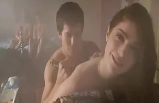 XXX Người đàn ông trẻ tuổi rất tốt đưa hai cô gái