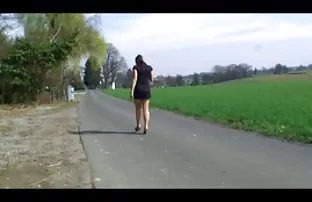 XXX Hai con gái nhau trên một cái ghế vàng
