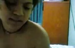 XXX Kéo từ quần của mình một dây đeo trên và đưa